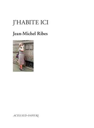 J'habite ici : pièce en douze appartements, une concierge dans l'escalier et une rue devant - Jean-Michel Ribes