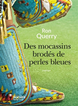 Des mocassins brodés de perles bleues - Ron Querry
