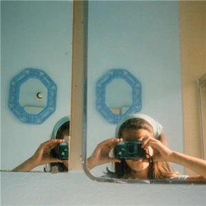 Anne Collier : Women with Cameras (Self Portrait) - Anne Collier