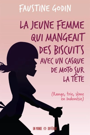 La jeune femme qui mangeait des biscuits avec un casque de moto sur la tête : (range, trie, sème en Indonésie) - Faustine Godin