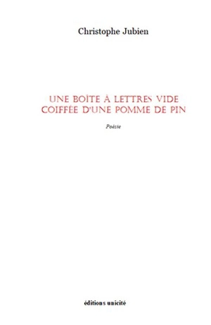 Une boîte à lettres vide coiffée d'une pomme de pin - Christophe Jubien