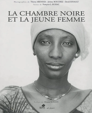 La chambre noire et la jeune femme : photos d'Afrique illustrées d'écritures - Thierry Arensma
