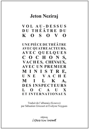 Vol au-dessus du théâtre du Kosovo : une pièce de théâtre avec quatre acteurs, avec quelques cochons, vaches, chevaux, avec un Premier ministre, une vache Milka, des inspecteurs locaux et internationaux - Jeton Neziraj